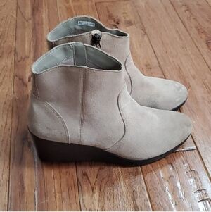 Crocs Leigh suede wedge Beige Ankle Booties